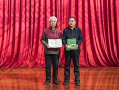 大型画册《崛起的辉煌》被府谷县图书