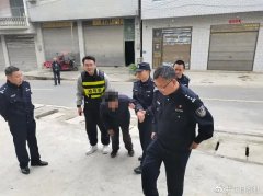 共工日报点赞！老人醉酒卧睡路边 民警
