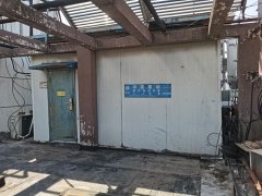 男子诉称楼顶搭建铁塔致其房屋渗水损