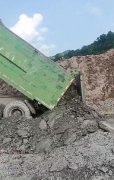 洛灵高速路七标段被指向农民耕地倾倒